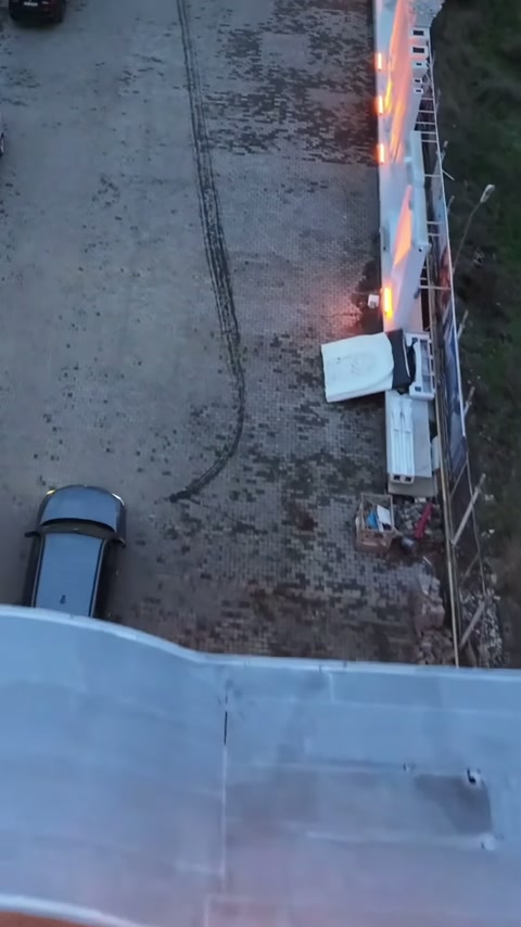 Dekoratif giriş çatısı, avludaki araçla birlikte tepeden görüntüleniyor