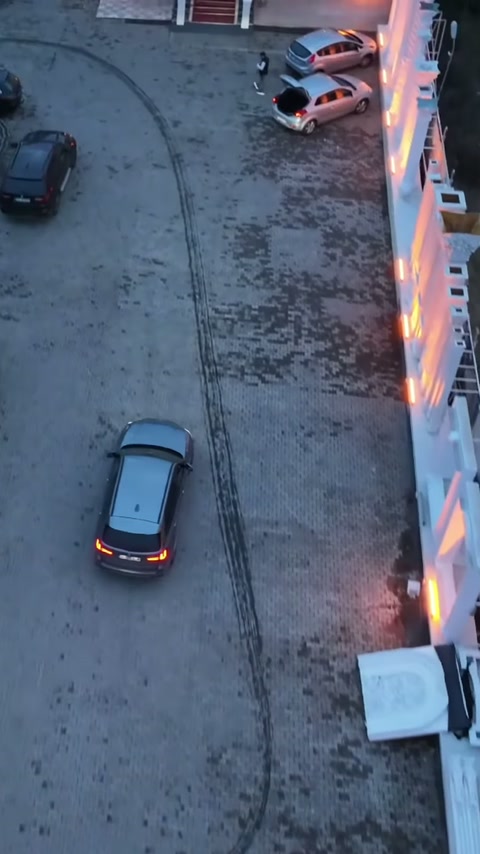 Dekoratif duvar kolonları, park alanının kenarında düzenli aralıklarla sıralanıyor