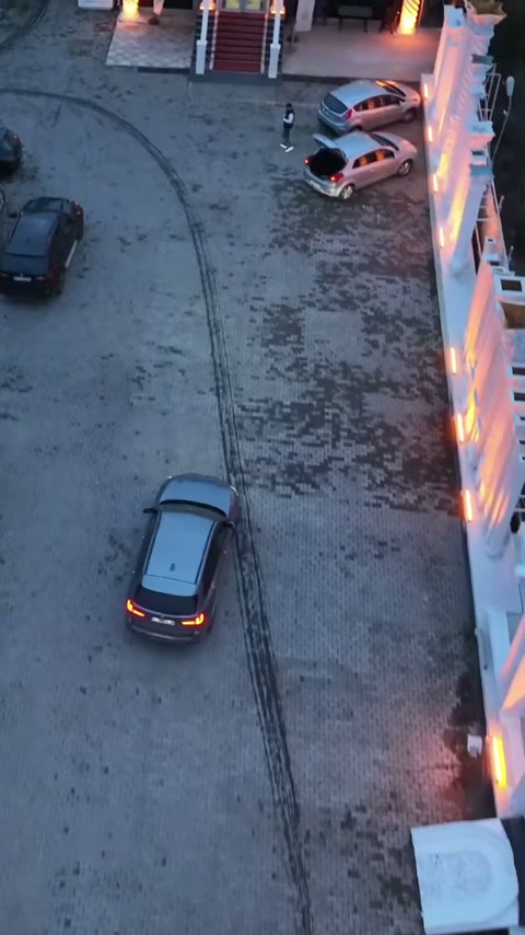 Aydınlatılan sütun dizisi, geniş avlu boyunca bina girişine doğru ilerliyor