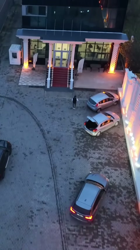 Bina önündeki merdiven ve sütunlu saçak, akşam aydınlatmasıyla belirginleşiyor