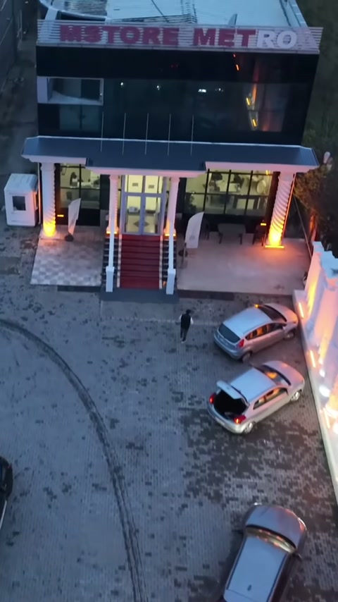 Merkezi merdiven uygulaması, beyaz sütunlar ve geniş saçak altında yer alıyor