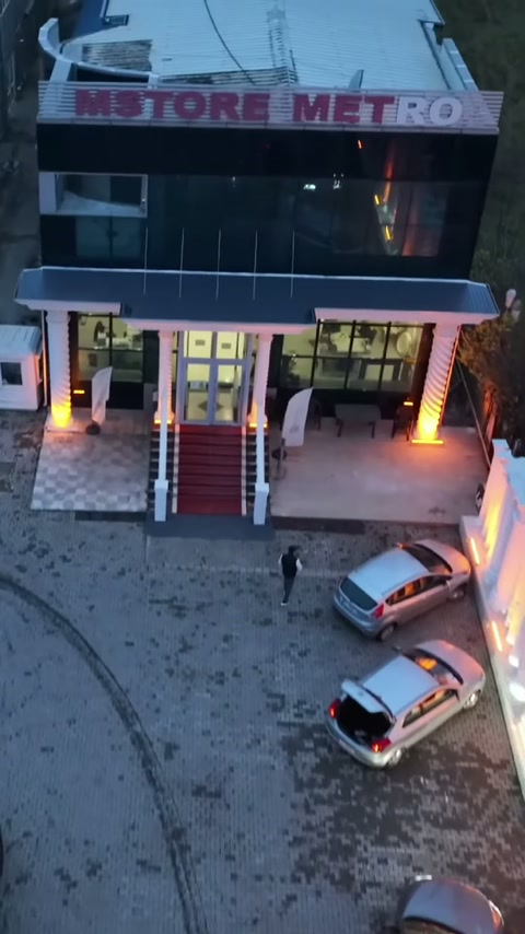 Cephe girişindeki kolonlu bölüm, araçların bulunduğu avluya açılıyor