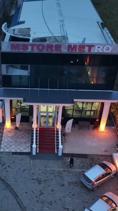 Geniş giriş saçağı ve yan sütunlar, cam cephe önünde tamamlanmış duruyor