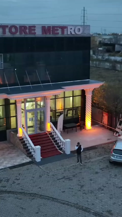 Merdiven korkulukları ve sütunlu duvar düzeni, avlu cephesinden görülüyor