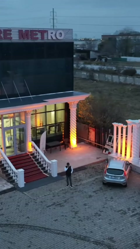 Bina önü uygulamasında ışıklı kolonlar, merdivenler ve çevre elemanları buluşuyor