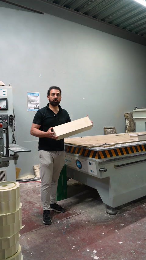Poliüretan blok CNC router tablasına yerleştirilmek üzere gösteriliyor