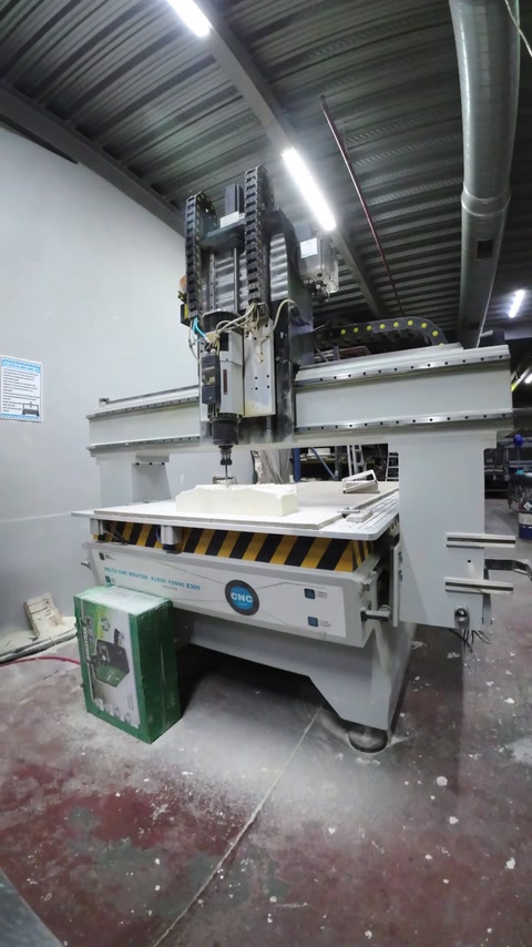 Atölyedeki CNC router ve işleme tablası bütün olarak görülüyor