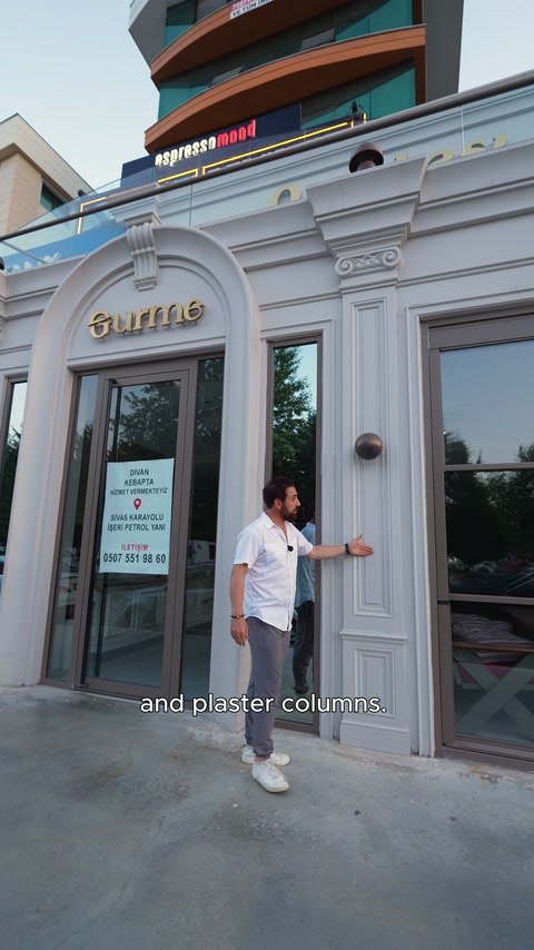 Restoran cephesindeki pencere pilasterleri ve dekoratif başlıklar yerinde gösteriliyor