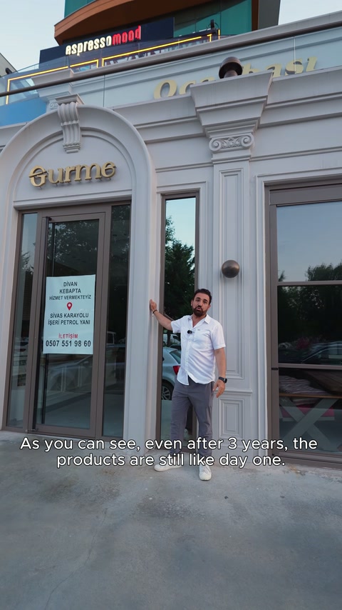 Restoran girişindeki kemerli alınlık ve yan pilasterler birlikte sergileniyor