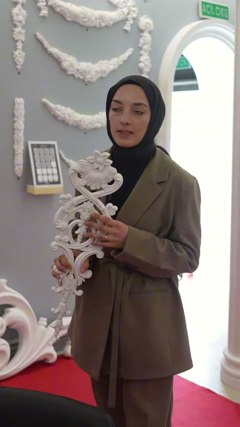 İşlemeli motif modeli kemerli açıklık yakınında dikey olarak tutuluyor