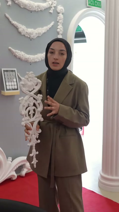 Klasik duvar süsü iki elle kavranarak dikey formda tanıtılıyor