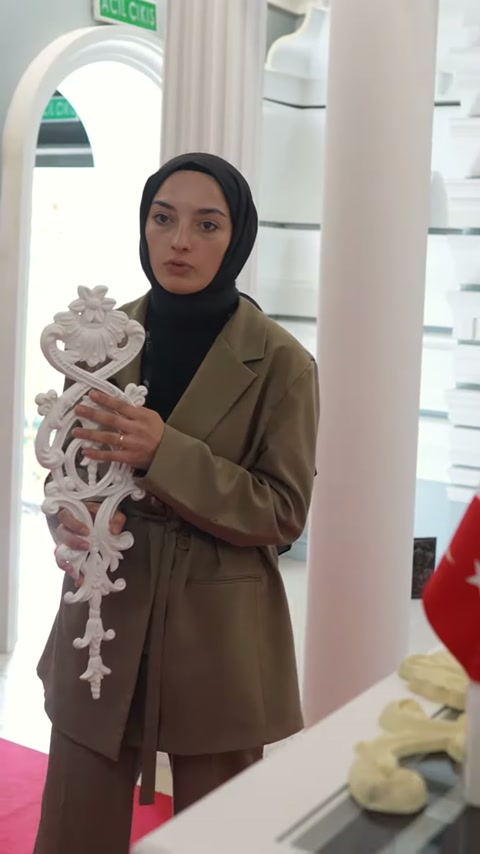 Sunucu işlemeli motifin bütün formunu kameraya dönük sergiliyor