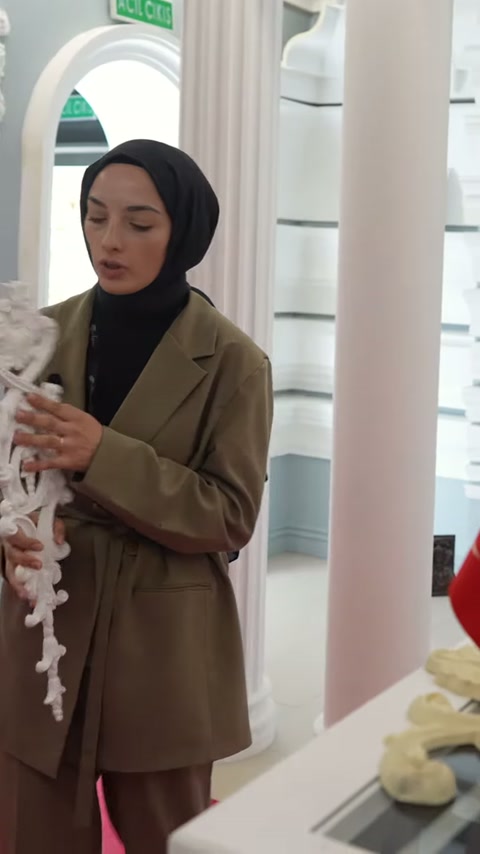 Beyaz dekoratif parça, masadaki farklı motiflerin yanında tanıtılıyor