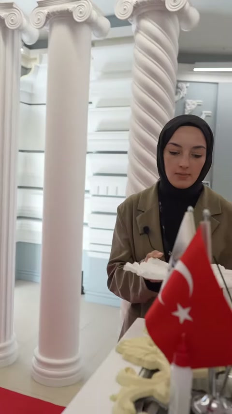 Sunucu masadaki açık renkli motifler arasında beyaz parçayı gösteriyor