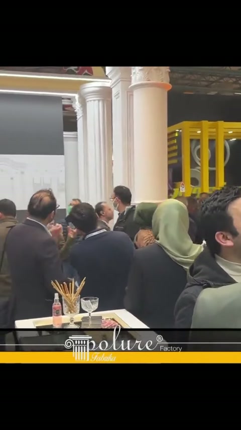 Klasik sütun sırasının önünde yoğun ziyaretçi grubu ürünleri inceliyor