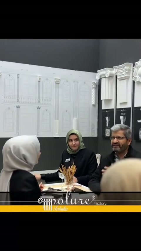 Sütun kesitli panolar önünde ziyaretçiler masa başında bilgi alıyor