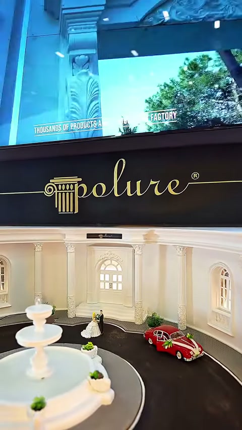 Ekranda klasik sütunlarla çevrelenmiş dış cephe girişi sergileniyor