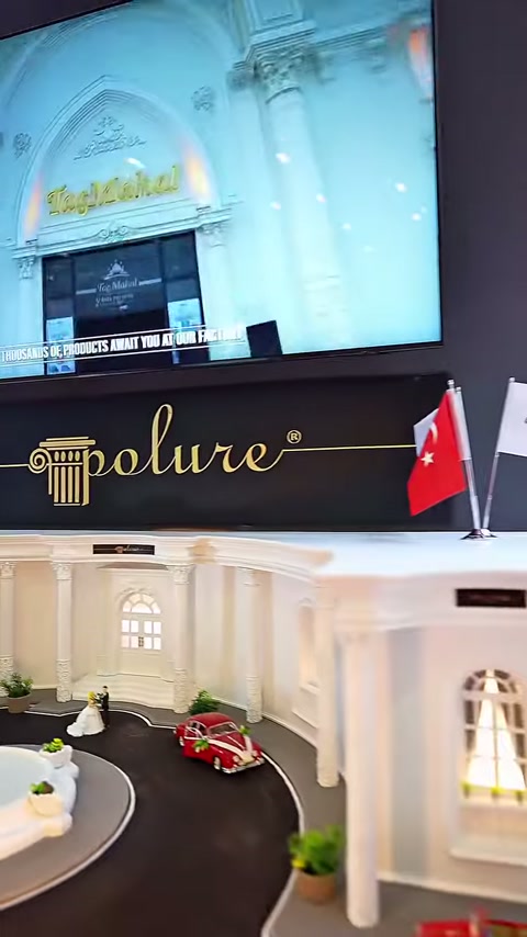 Dekoratif sütunlu bina giriş uygulaması ekranda yakından gösteriliyor