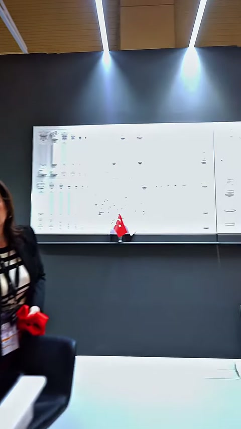 Dekoratif profil panosu, görüşme masası ve görevli aynı bölümde görülüyor