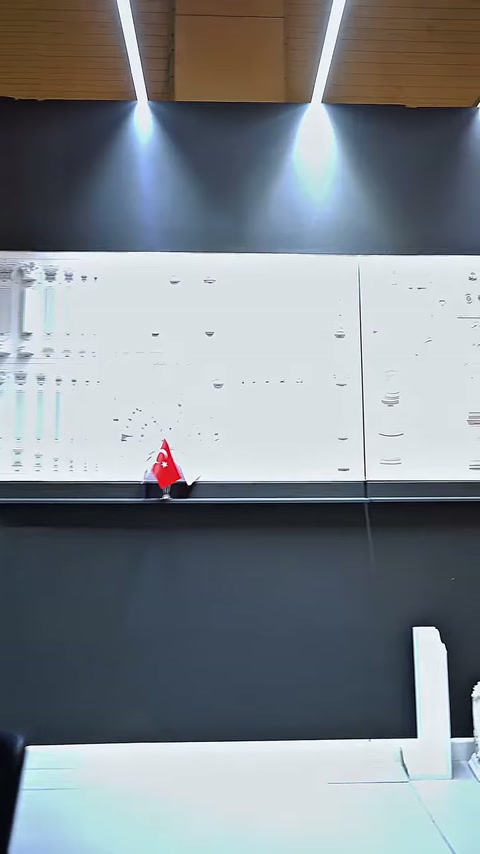 Çeşitli söve ve profil kesitleri, aydınlatılmış stant panosunda sergileniyor