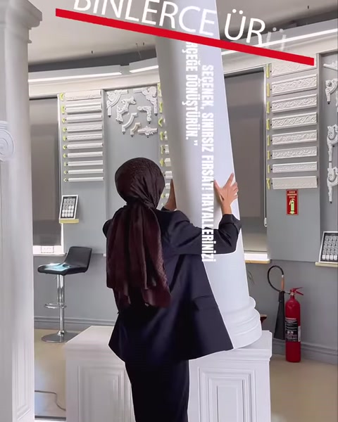 Dekoratif sütun ve duvar profilleri showroom alanında birlikte sergileniyor