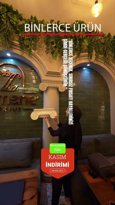 Kafe içindeki kemerli duvar düzeni klasik sütun ve profillerle tamamlanmış