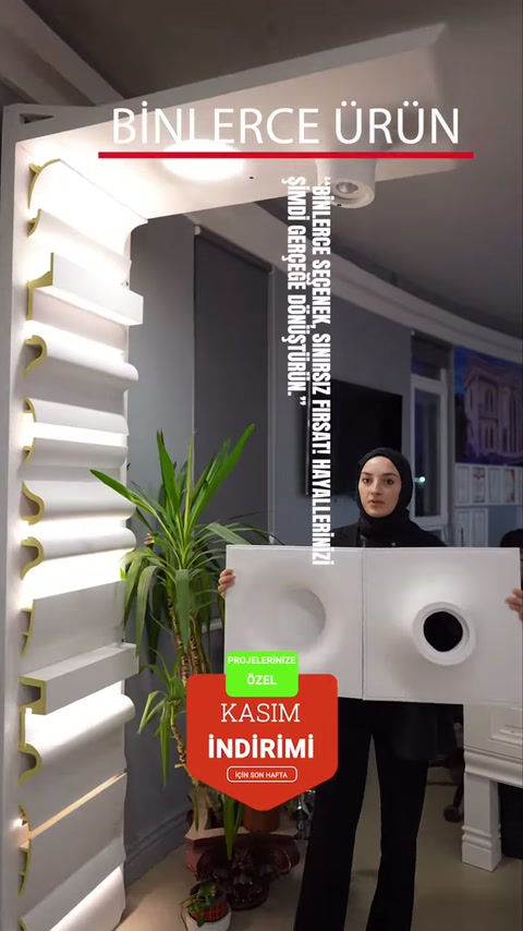 Kare biçimli dairesel süs panelleri showroom bölümünde birlikte gösteriliyor