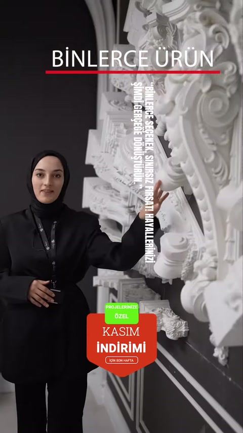 Büyük beyaz kabartmalı konsol ve bezeme parçaları duvarda sergileniyor