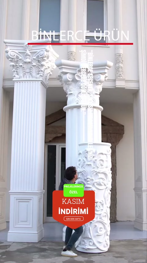 Yivli gövdeli ve kabartmalı başlıklı büyük sütunlar showroomda sergileniyor