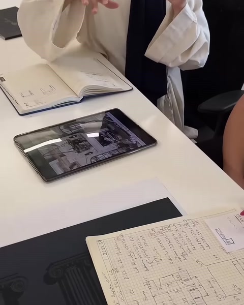Masa üzerinde tablet, proje defteri ve ürün kataloğu inceleniyor