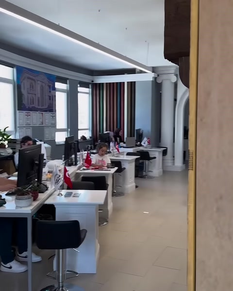 Ahşap görünümlü kirişlerin arasından çalışma alanı görülüyor