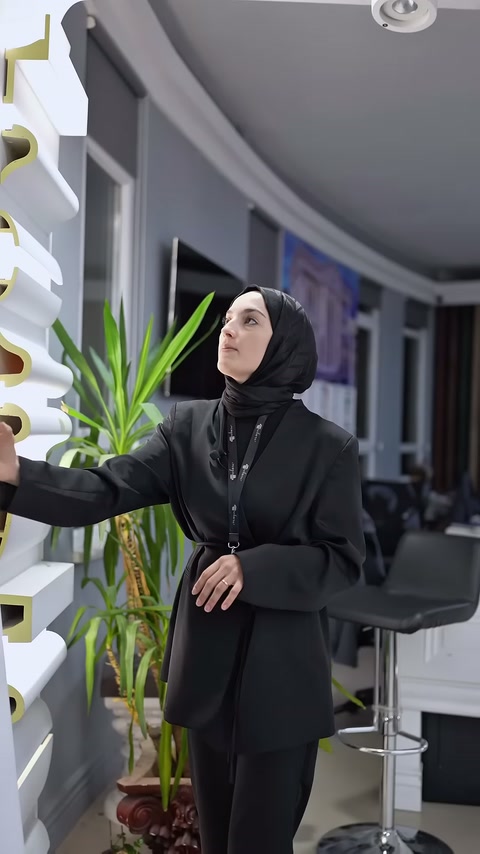 Sunucu farklı profil biçimlerinin yer aldığı standa eliyle yöneliyor.