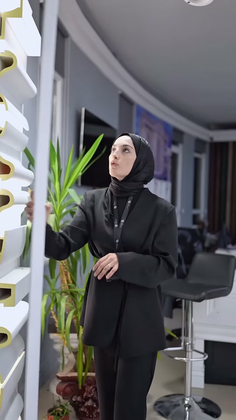 Kartonpiyer numuneleri, iç mekân sergi duvarında yatay sıralar oluşturuyor.