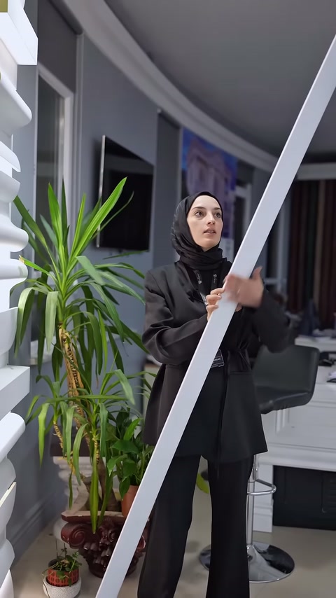 Tam boy kartonpiyer parçası showroom içinde eğik biçimde sergileniyor.