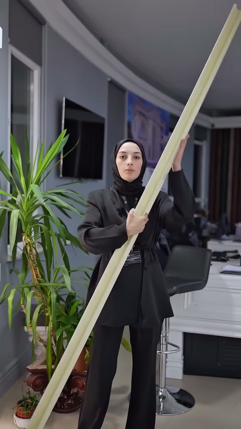 Uzun poliüretan kartonpiyer ters çevrilerek arka yüzü tanıtılıyor.