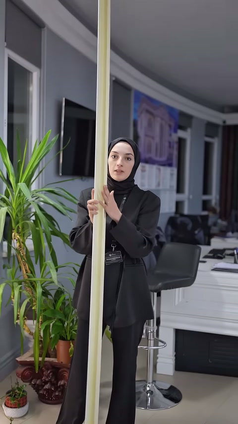 Profilin sarı tonlu arka yüzü showroom ortamında öne çıkarılıyor.