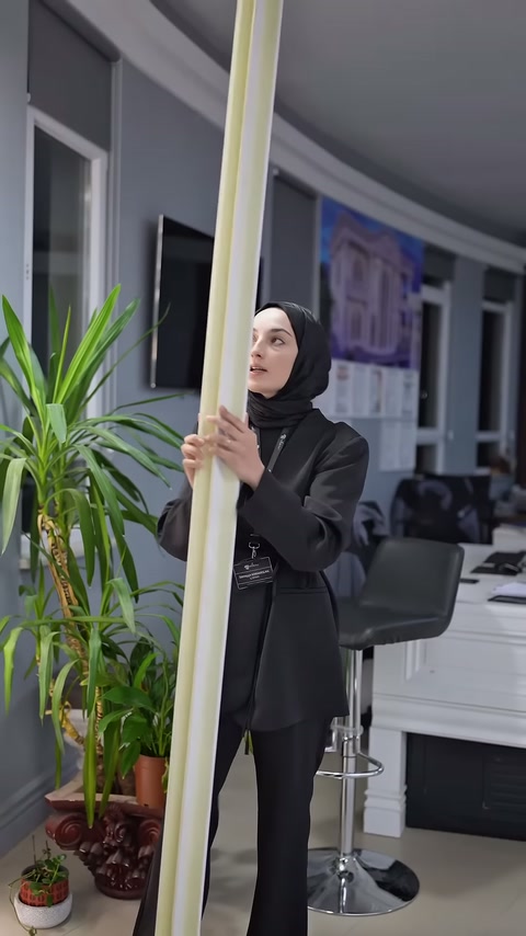 Sunucu uzun kartonpiyerin arka kanal hattını eliyle inceliyor.
