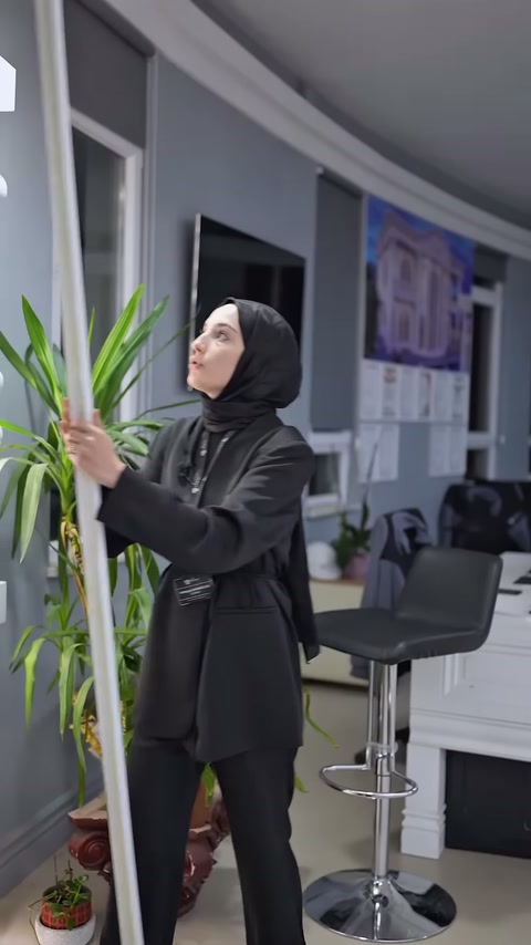 Dikey tutulan profilin dar gövdesi ve kenar yapısı gösteriliyor.