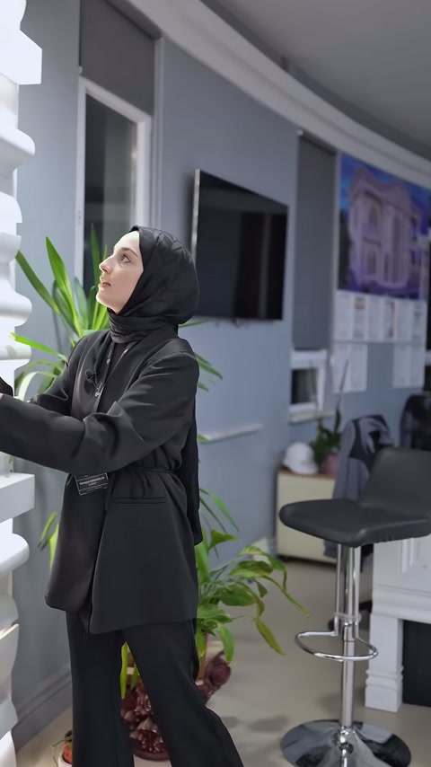 Sunucu kartonpiyer parçasının üst bölümünü kaldırarak uzunluğunu sergiliyor.