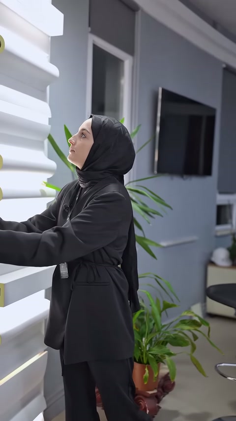 Sunucu profilin üst ucunu duvardaki numunelere yaklaştırarak karşılaştırıyor.
