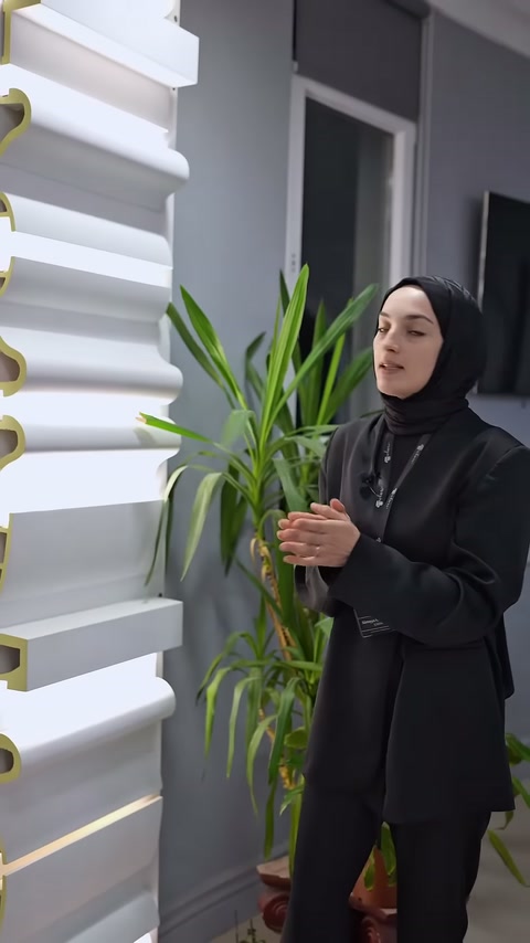 Beyaz dekoratif profiller aydınlatmalı panelde düzenli aralıklarla sergileniyor.