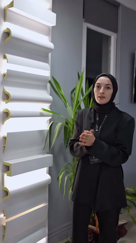 Sunucu poliüretan gizli ışık modellerinin bulunduğu showroom bölümünü tanıtıyor.