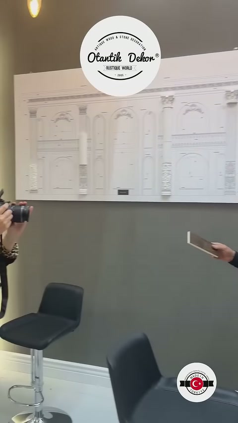 Teknik çizimlerin bulunduğu panonun önünde kiriş uygulaması anlatılıyor