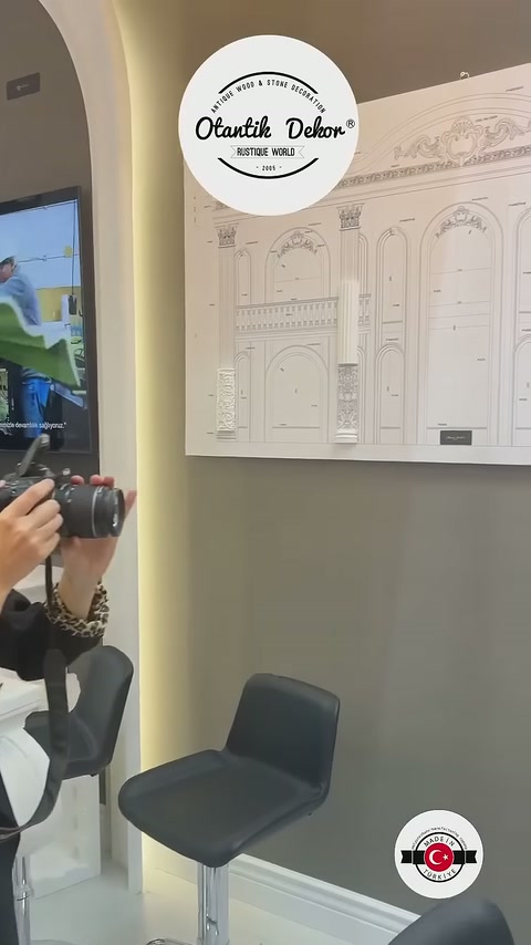 Dekoratif kapı ve profil çizimleri stanttaki beyaz panoda sergileniyor