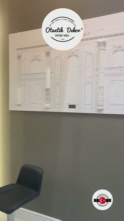 Çizim panosu iki bar sandalyesinin arkasındaki sergi duvarında yer alıyor