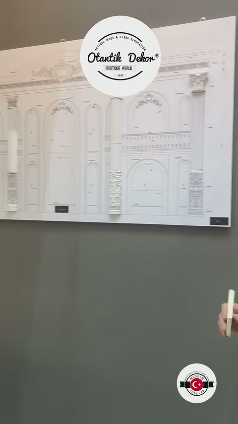 Dekoratif kapı ve profil taslakları beyaz panoda topluca sergileniyor