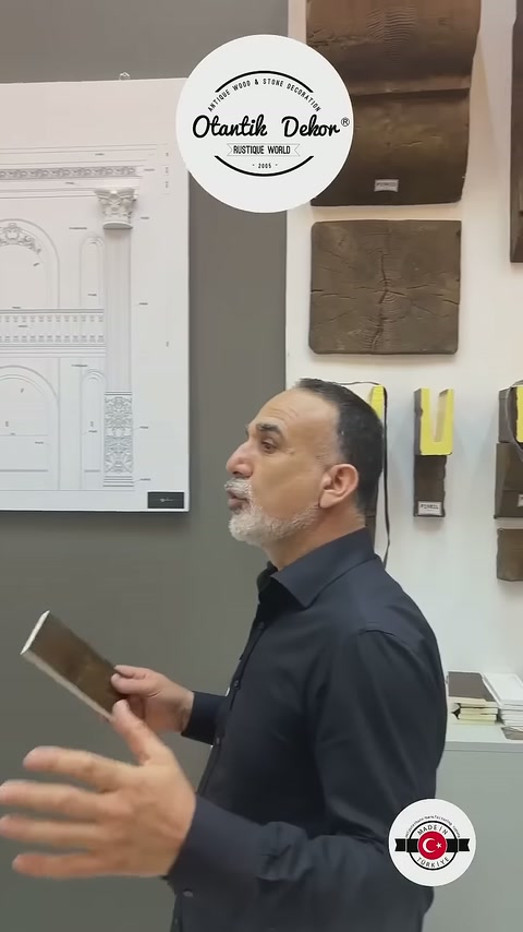 Sunumcu ahşap dokulu küçük numuneyi kaldırarak yüzey ayrıntısını tanıtıyor