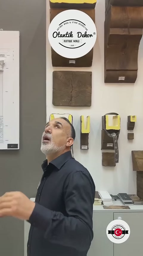 Görevli tavandaki monte edilmiş kirişi yukarıyı göstererek açıklıyor