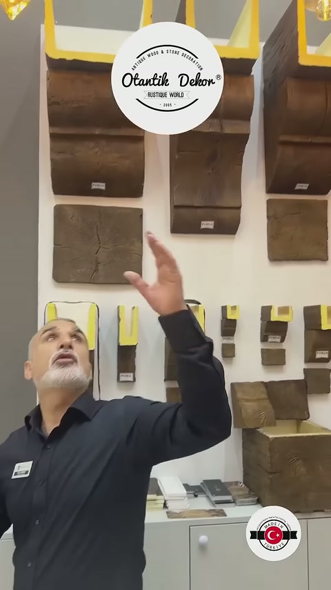 Yukarı uzanan el duvardaki U kesitli kiriş örneklerini işaret ediyor