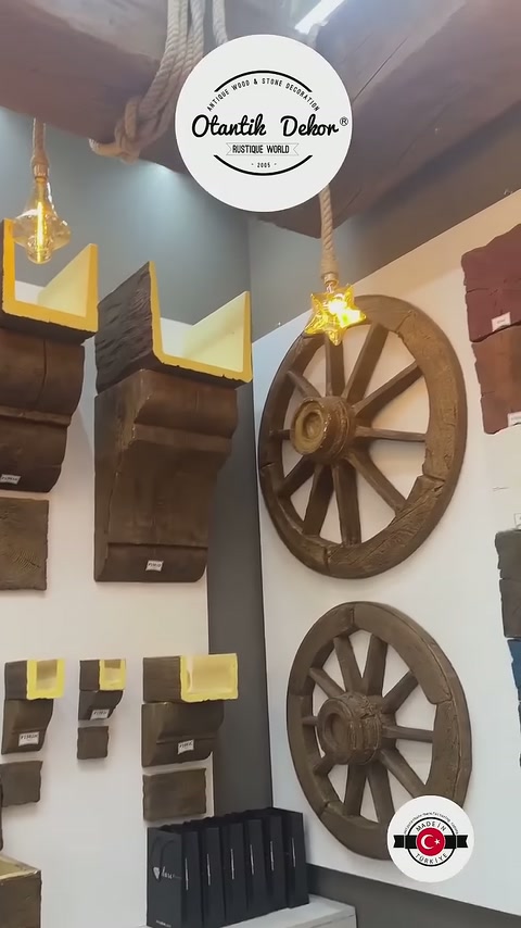 Tavan altındaki geniş kiriş ampul ve teker süslemelerinin üzerinde uzanıyor